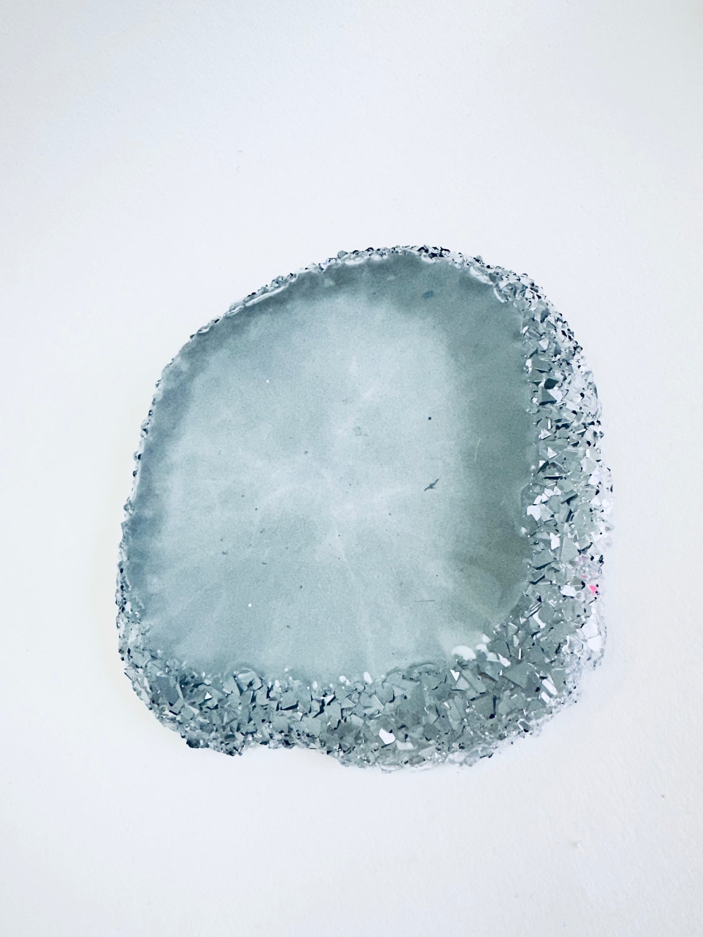 Luxuriöse Untersetzer-Silikonform mit Kristallrand: Geode-Harz, Amethyst-Cluster-Tablett
