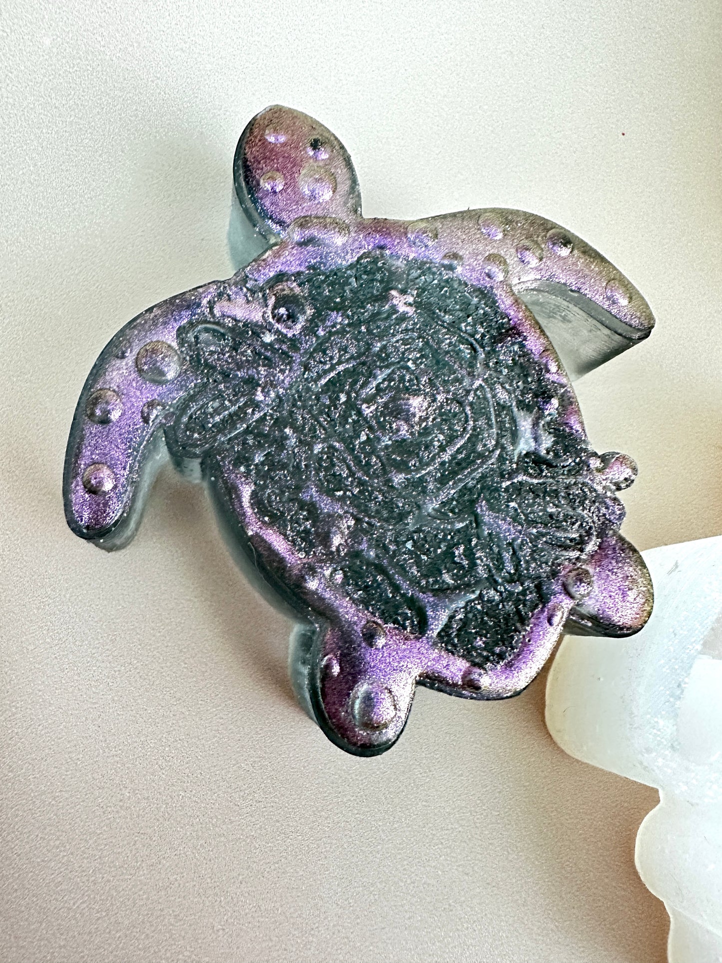 Silikonform: Schildkröte mit Rose und kleinen Kristallen für die Kreation von Kunstharz