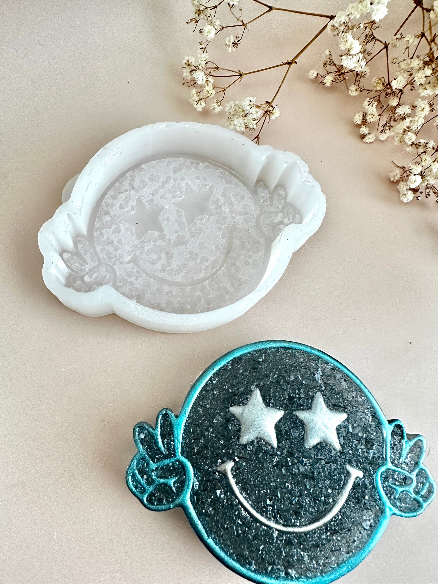 Crafty Creations: Big and Bold Smiley Silicone Mold for Stunning Resin Art Pieces