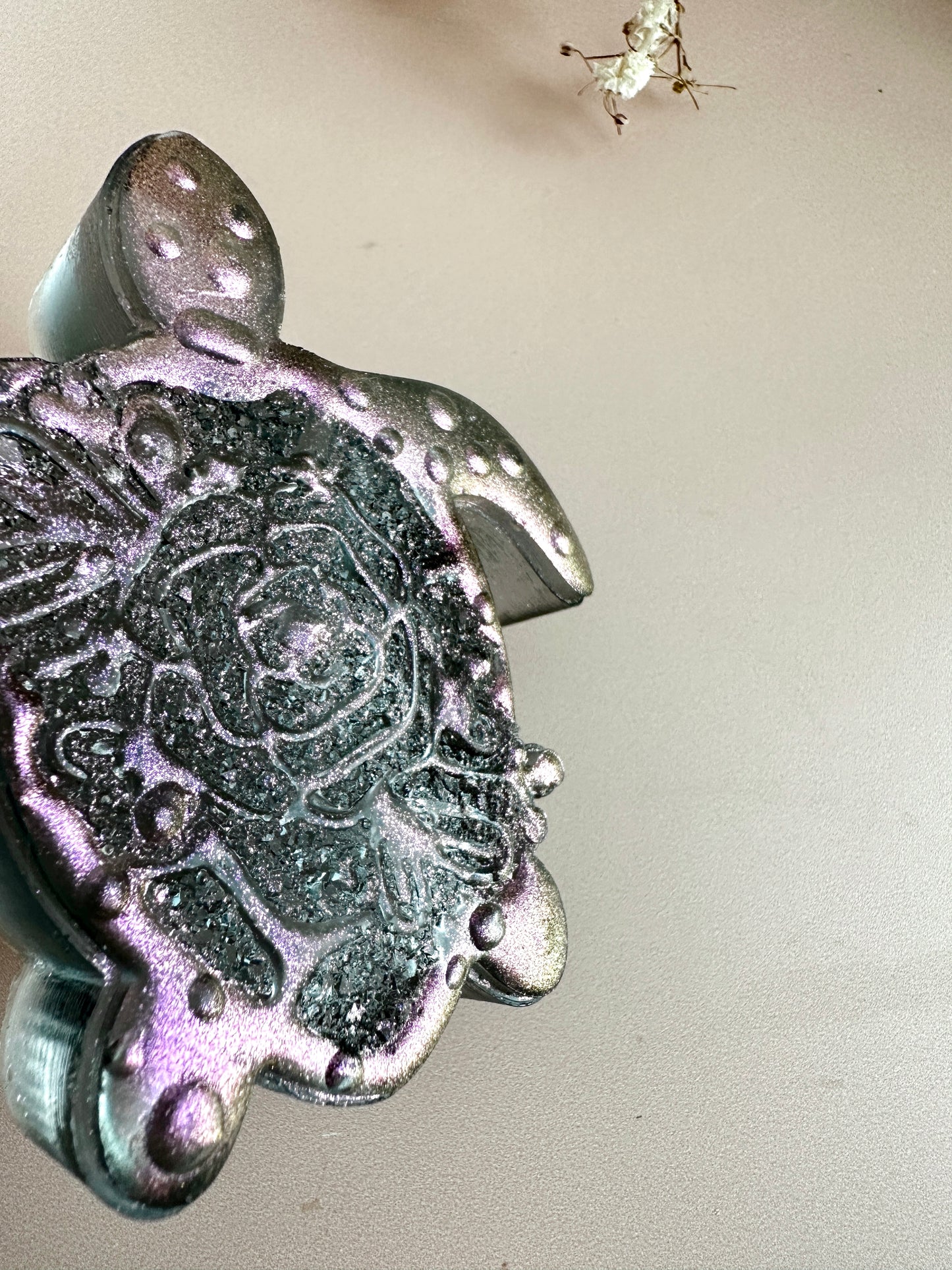 Силиконовая форма: черепаха с розой и маленькими кристаллами для создания рисунков из смолы