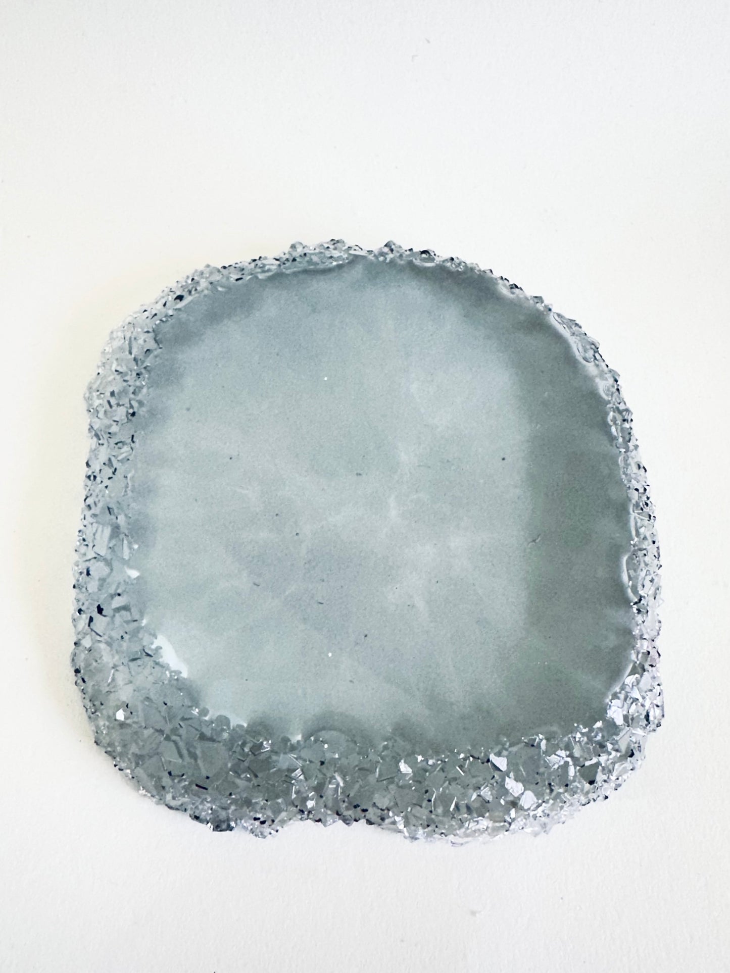 Luxuriöse Untersetzer-Silikonform mit Kristallrand: Geode-Harz, Amethyst-Cluster-Tablett