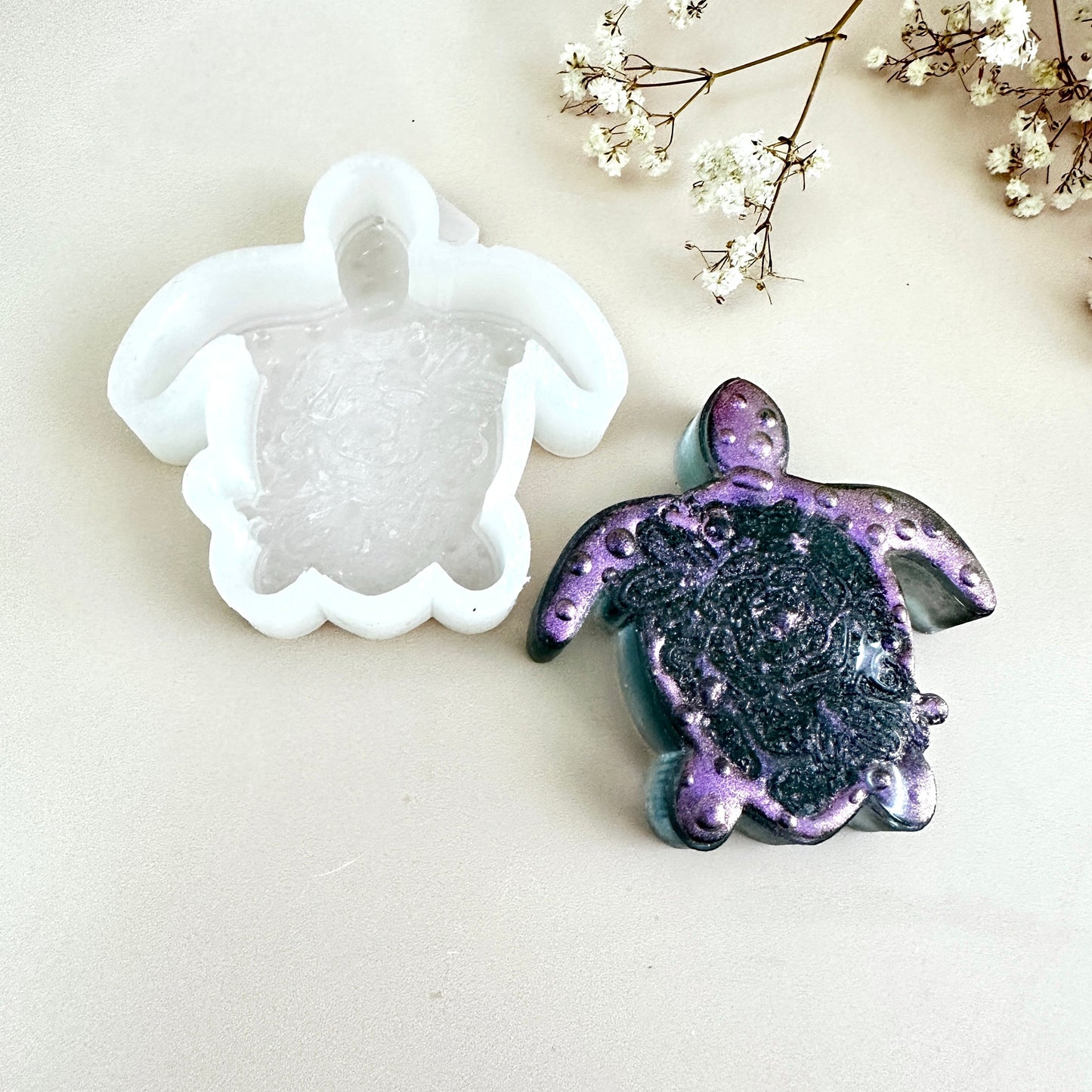 Silikonform: Schildkröte mit Rose und kleinen Kristallen für die Kreation von Kunstharz