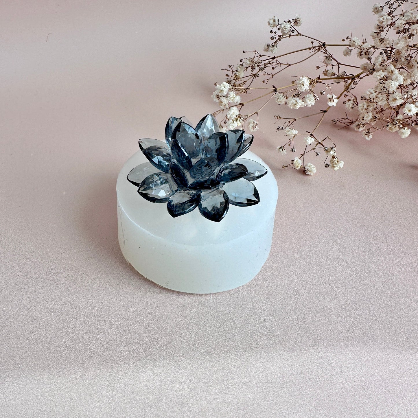 Создание нежной красоты: силиконовая форма из смолы с хрустальным цветком