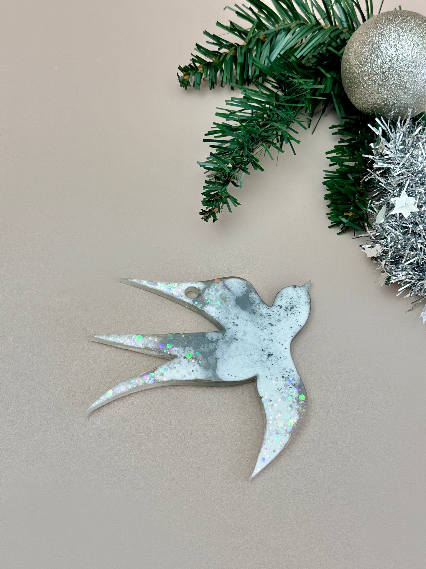 Schwalbenförmiger Weihnachtsbaumschmuck: Werten Sie Ihre Kunstharzkunst mit einer Silikonform auf