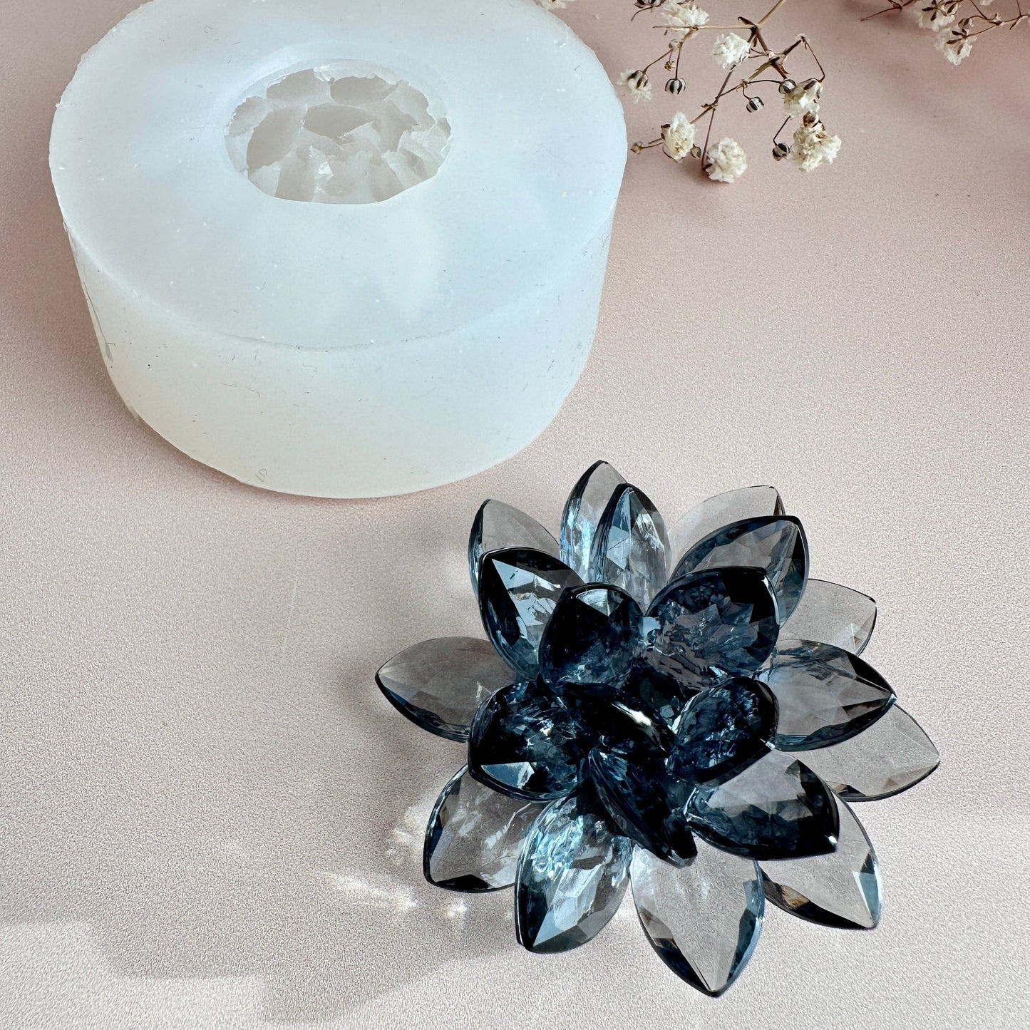 Создание нежной красоты: силиконовая форма из смолы с хрустальным цветком