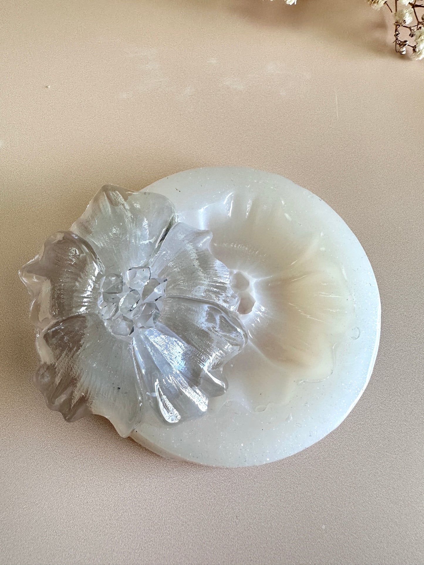 Kreieren Sie atemberaubenden Schmuck mit unserer kristallverzierten Lilien-Silikonform