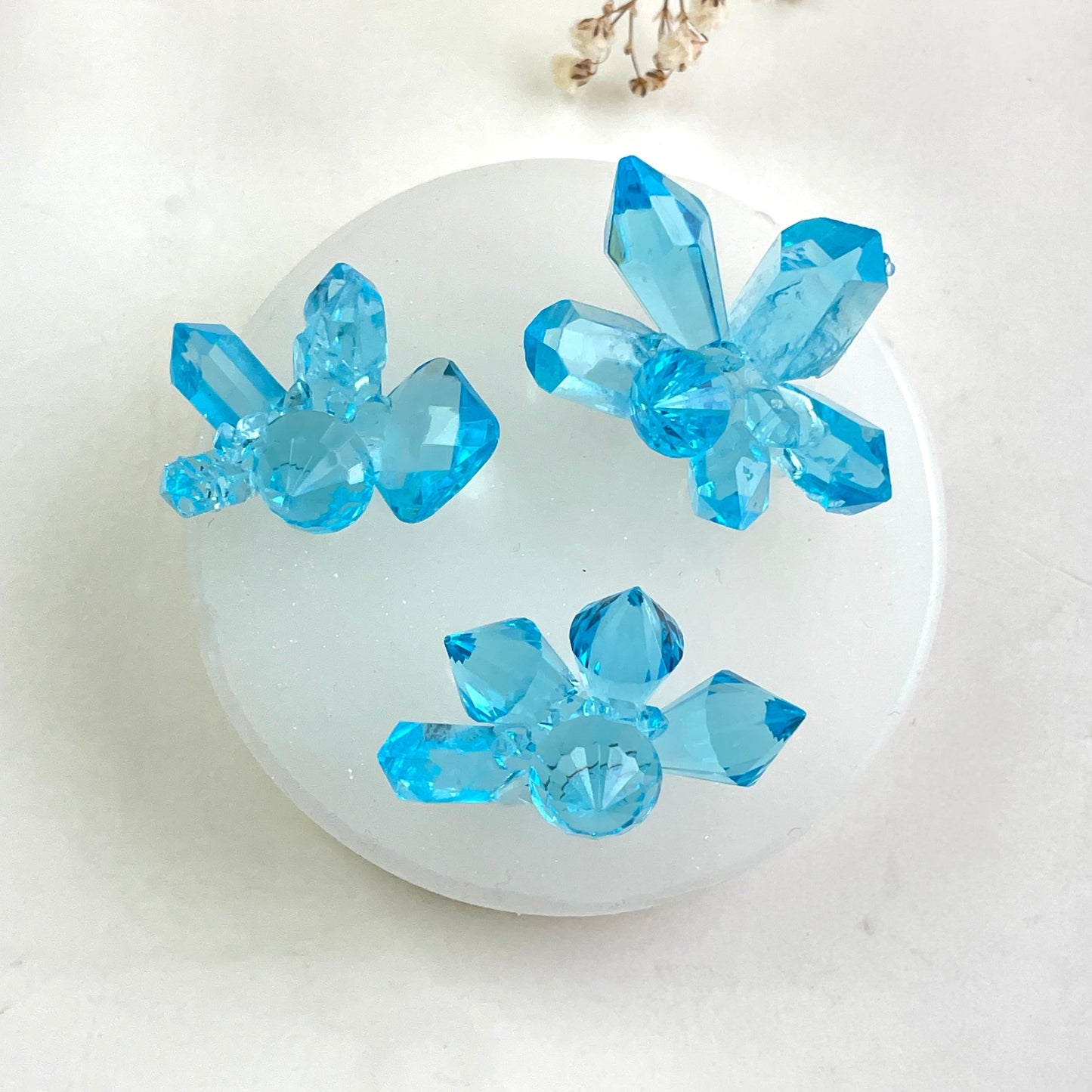 Kreieren Sie atemberaubende Kunstharzkunst mit der Silikonform „3 kleine Kristalle“.