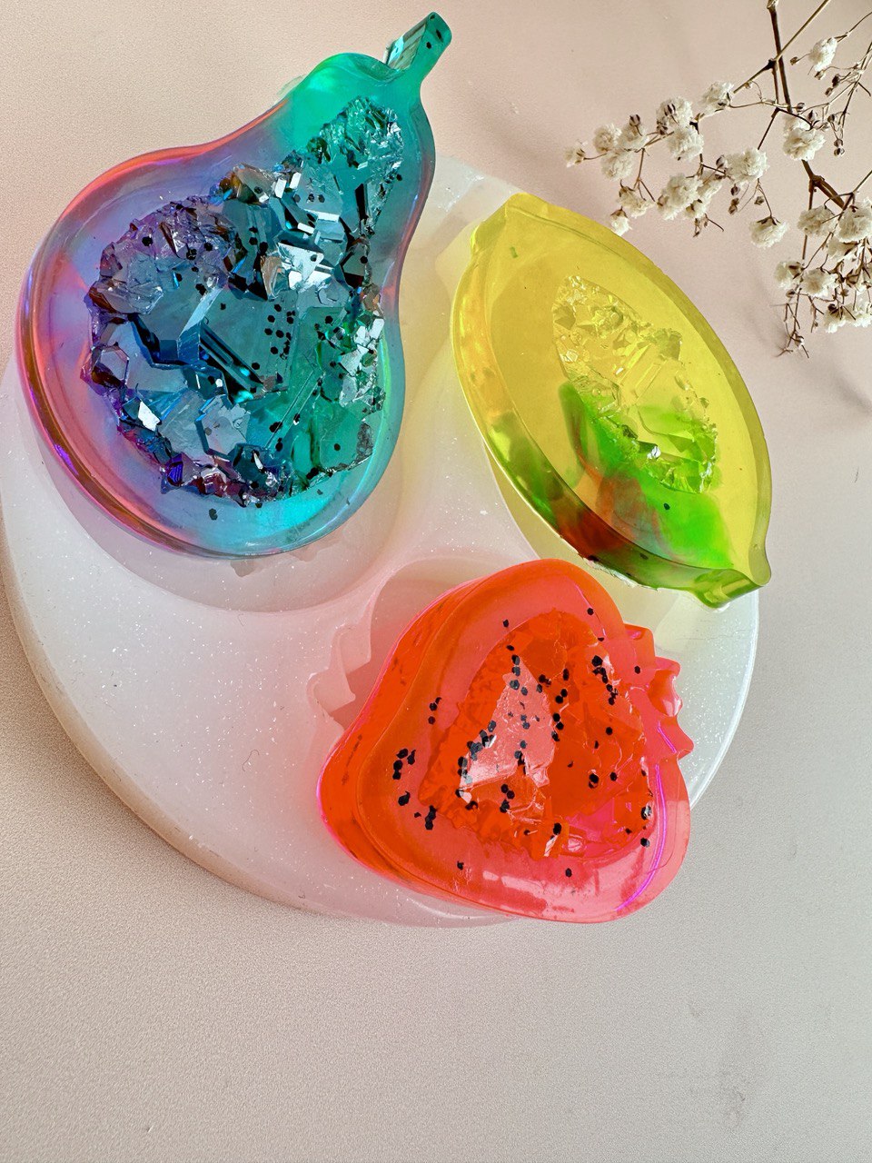 Formen Sie Ihre eigenen schillernden Kristallfrüchte mit unserem 3-teiligen Druzy-Silikonform-Set