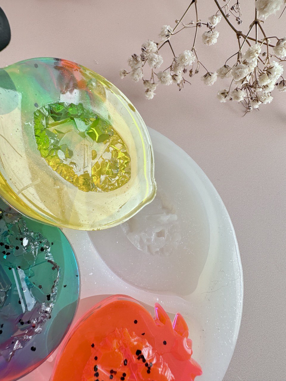 Formen Sie Ihre eigenen schillernden Kristallfrüchte mit unserem 3-teiligen Druzy-Silikonform-Set