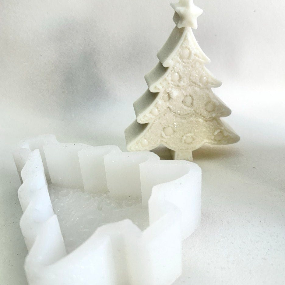Silikon-Weihnachtsbaumform mit Kristallen – DIY-Kerzenherstellung