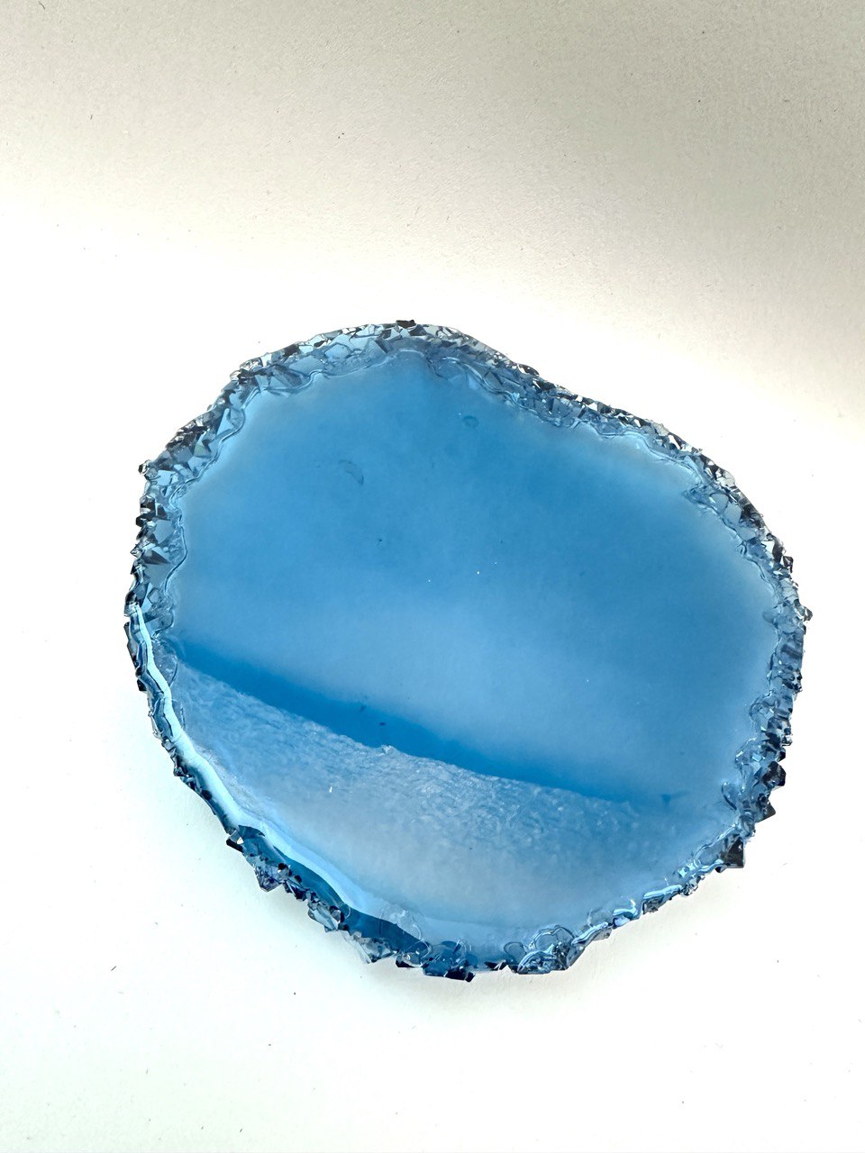 Unregelmäßiges Tablett mit Kristallrändern. Silikonform