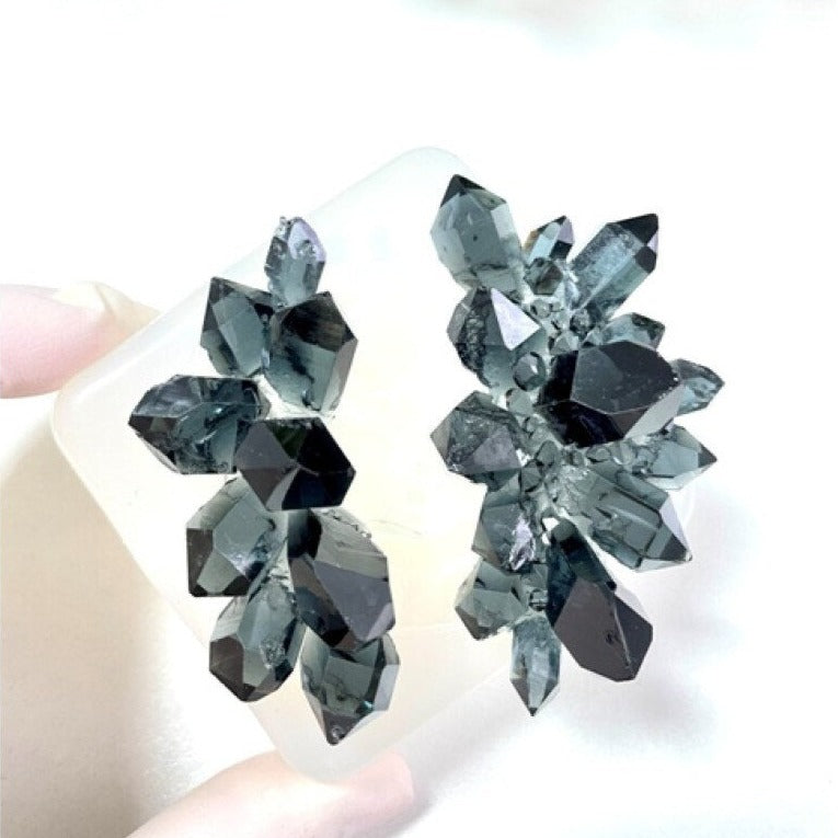 Atemberaubende Kristallcluster mit unserem 2er-Set kleiner Kristallcluster-Silikonform – perfekt für Kunstharz-Bastelarbeiten