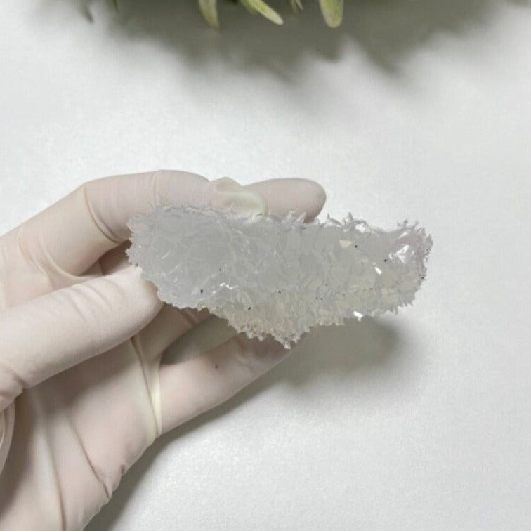 Большие кристаллы друзы аметиста вставляют в силиконовую форму: кластерная форма