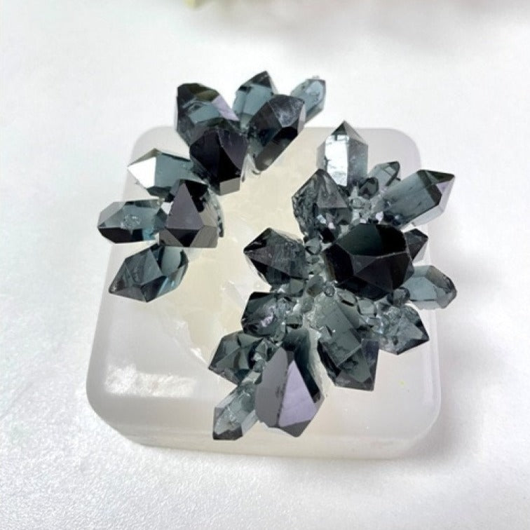 Atemberaubende Kristallcluster mit unserem 2er-Set kleiner Kristallcluster-Silikonform – perfekt für Kunstharz-Bastelarbeiten