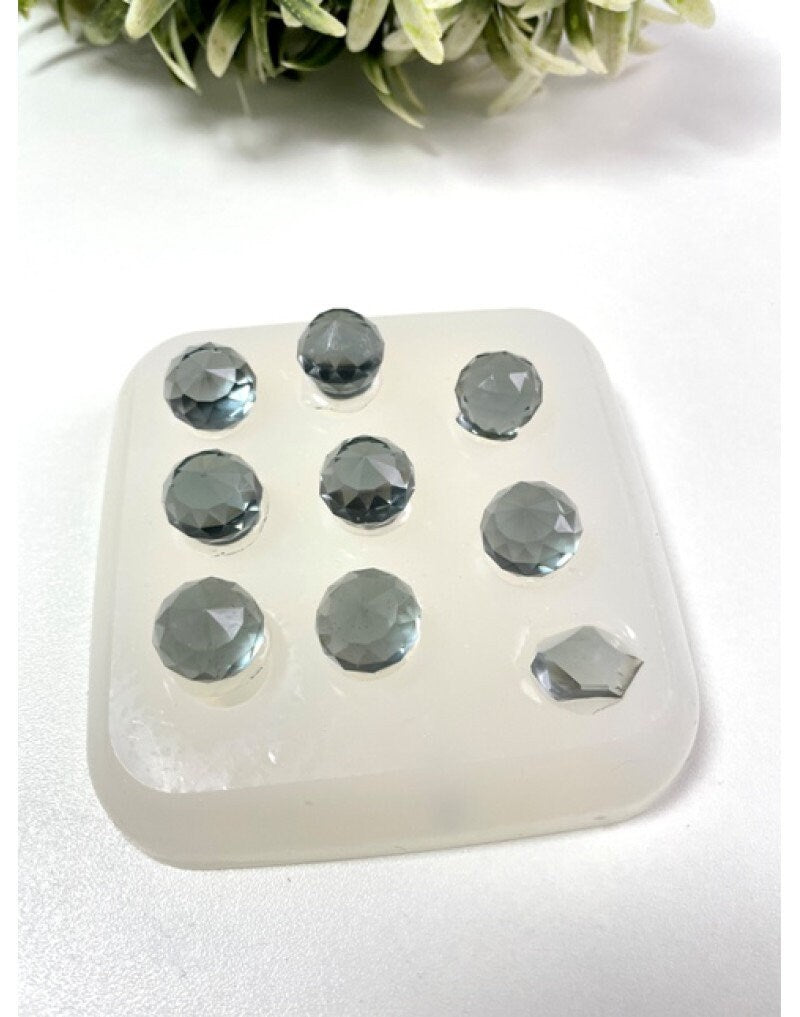 Handgefertigte Schmuckherstellung mit 8 kleinen Kristallen aus Silikon