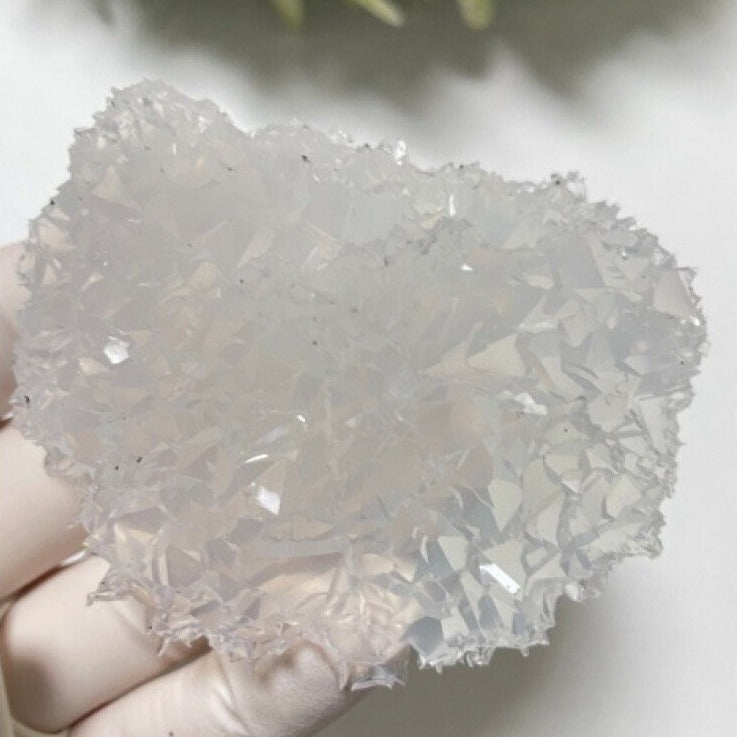 Большие кристаллы друзы аметиста вставляют в силиконовую форму: кластерная форма