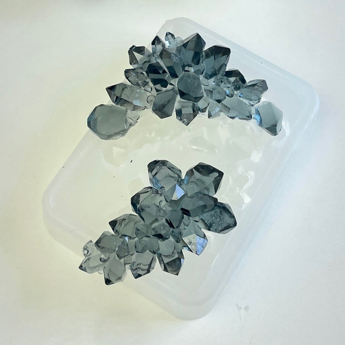 Funkeln und glänzen Sie mit unserem 2er-Set Luxus-Kristallformen: Perfekt für Kristall-Druzy-Designs