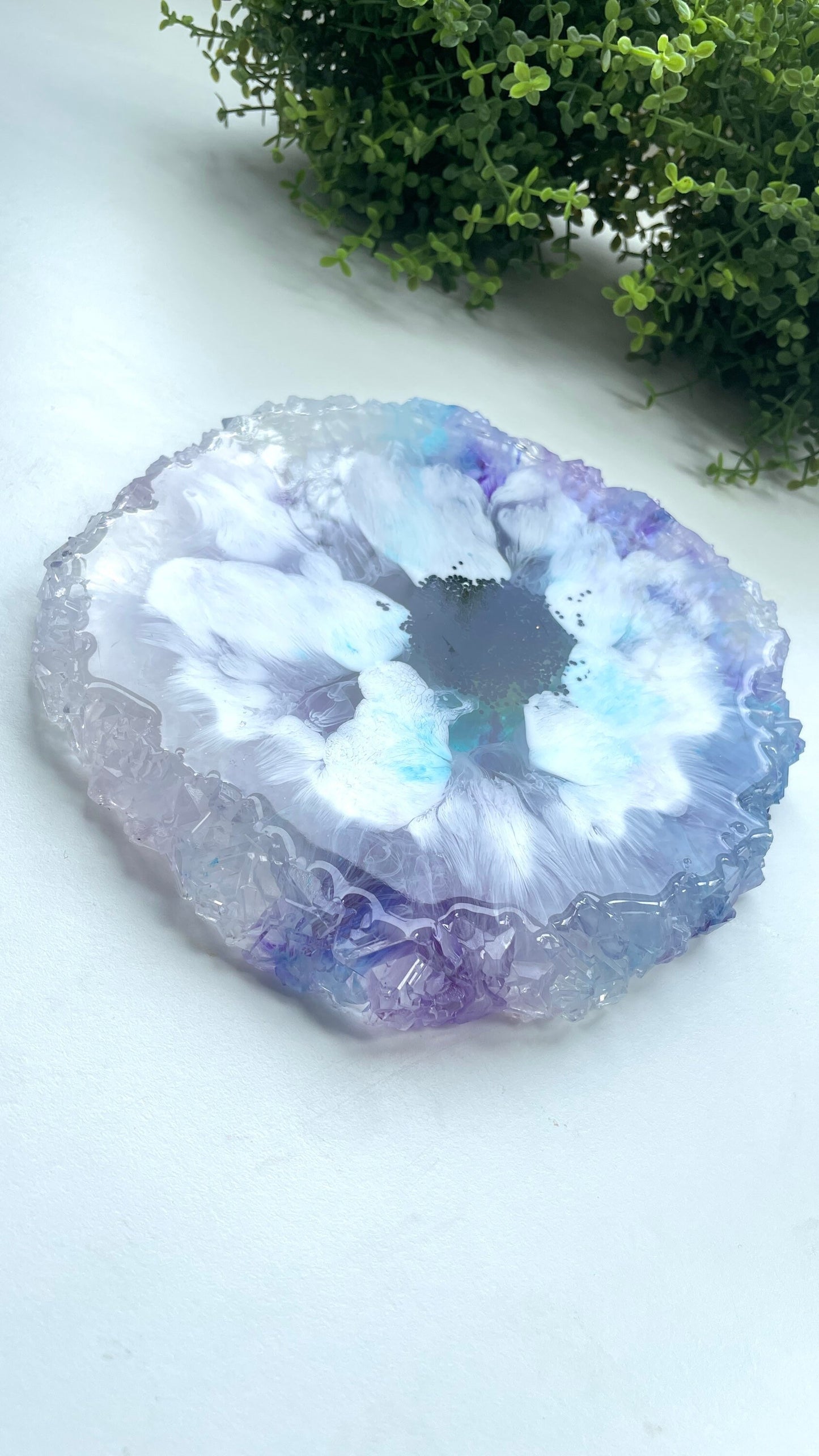 Luxury Crystal Edge Tray: Round Geode Silicone Mold for Resin, Amethyst Jewelry, and More!